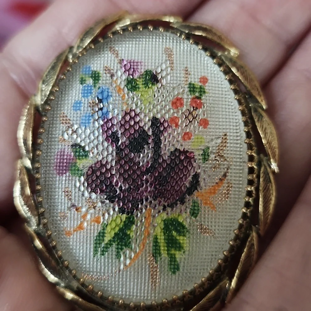 Vintage‎ floral glass brooch